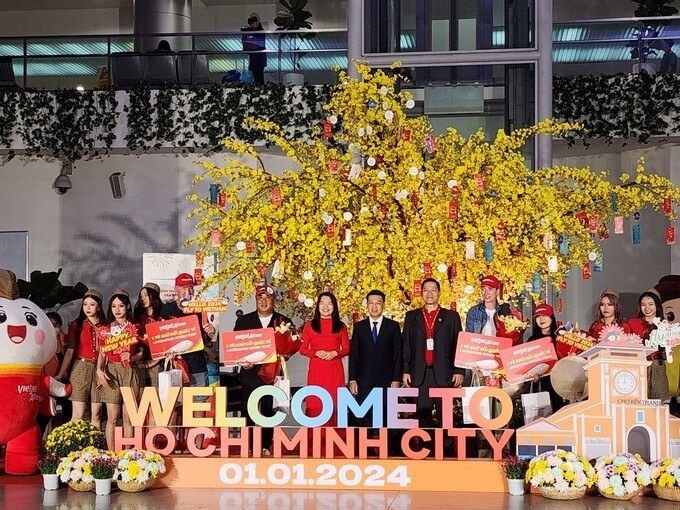 HCMC welcomes first tourist on e-visa 1.jpg